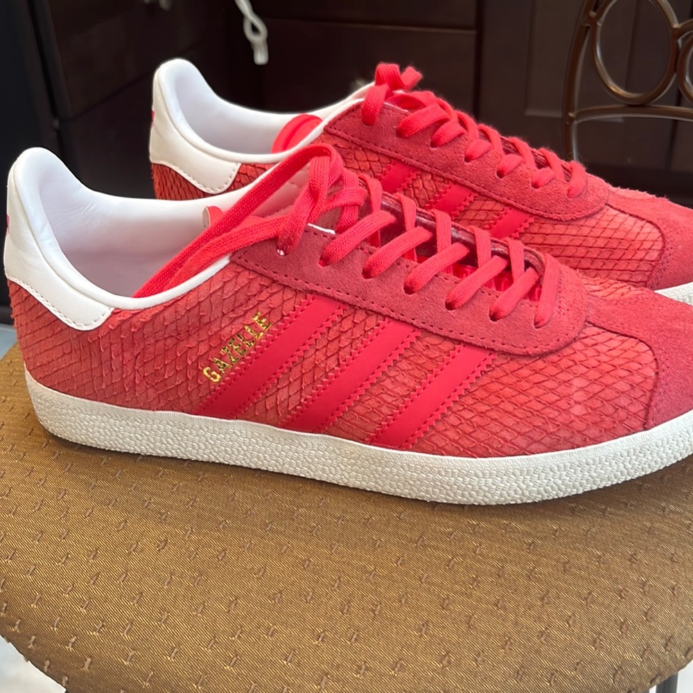 Coral Adidas Gazelle’s size 7 womens